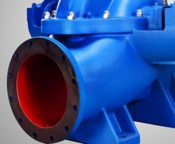 　　雙吸泵裝配填料步驟  　　1、 第一步：先把機封壓蓋的螺栓擰下來卸掉，取出兩端的機封壓蓋。  　　2、 第二步：卸掉泵蓋中開面上的全部螺母，用電葫蘆吊起泵蓋。  　　3、 第三步：再用電葫蘆將整個轉(zhuǎn)子部件吊起，平穩(wěn)放在墊子上。  　　4、 第四步：拆掉軸承體，卸下軸承壓蓋及軸承。(兩端同)  　　5、 第五步：最后拆下機械密封，再根據(jù)裝機封壓蓋止口尺寸加工填料壓蓋的配合尺寸。  　　6、 第六步：再裝上兩端的軸承及鎖緊螺母和軸承體。  　　7、 第七步：再將轉(zhuǎn)子部件吊起放入泵體，保持與原來(拆卸時)的位置一樣。  　　8、 第八步：吊起泵蓋改好，擰緊螺母。  　　9、 第九步：裝填料，將填料裝入原來安裝機封的位置，前面兩根填料再放填料環(huán)，后面再放3根填料用填料壓蓋壓緊并用螺母鎖緊即可。裝配完畢